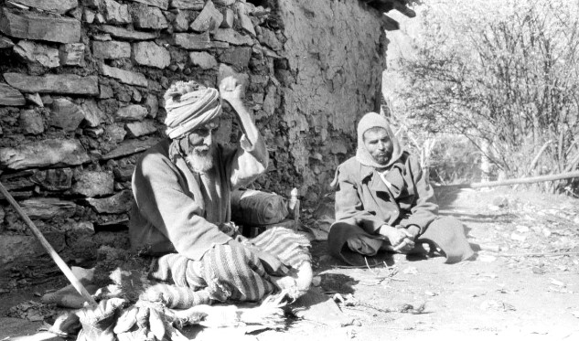 stregone durante rito - foto della spedizione tucci in nepal del 1952