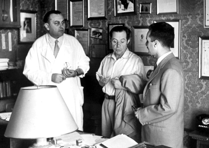 Concetto Guttuso col Prof. M. Girolami e Giuseppe Tucci nello studio della clinica delle malattie tropicali (1952)