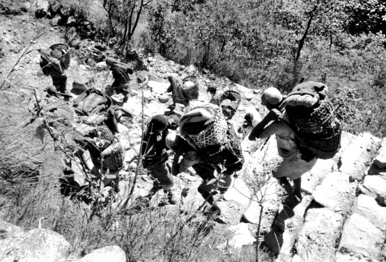 sentieri rocciosi in nepal - foto della spedizione tucci del 1952