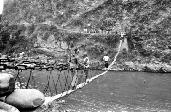 stretta passerella su fiume nepalese - foto della spedizione tucci in nepal del 1952