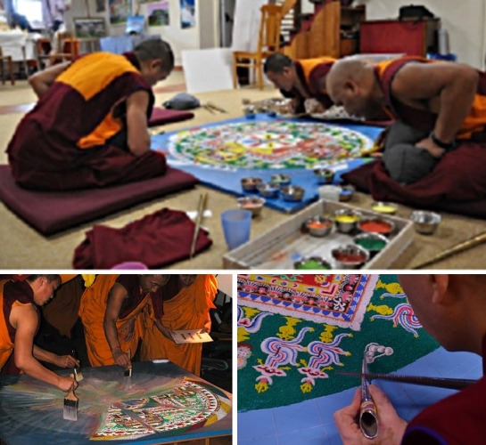 I monaci buddisti mentre creano i mandala
